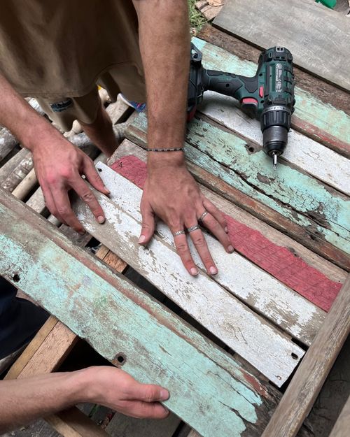 Studierende Reparieren einen Teil der Maloca