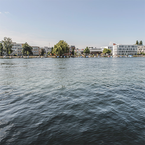 Verschiedene Gebäude der HTWG Konstanz mit Seerhein im Vordergrund