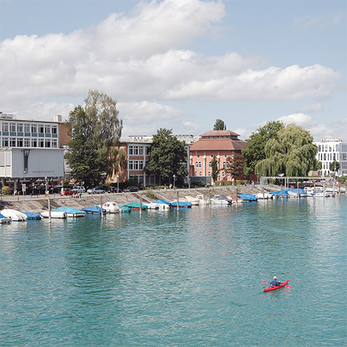 Aula und Bibliothek der HTWG Konstanz mit Seerhein im Vordergrund