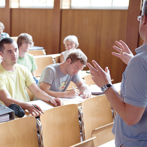 Dozent hält Vortrag vor Studierenden in der Aula