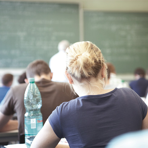 Studierende während einer schriftlichen Prüfungen, aufgenommen von hinten