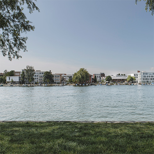Verschiedene Gebäude der HTWG Konstanz mit Seerhein im Vordergrund