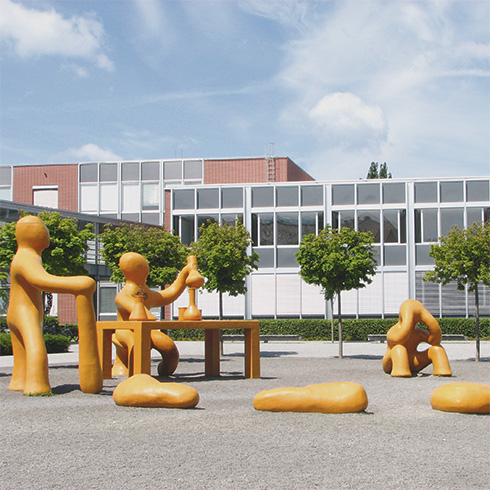 Campus der HTWG Konstanz: Forum mit Gebäude G und gelben Skulpturen