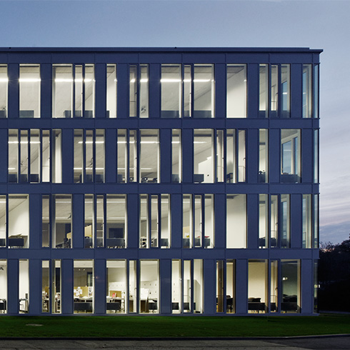 Gebäude L der HTWG Konstanz: Außenaufnahme am Abend