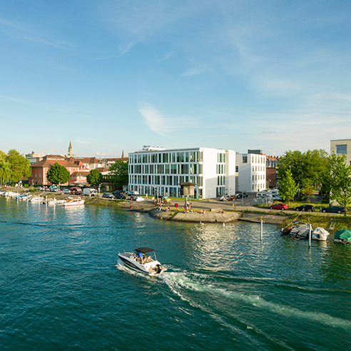Der Campus der HTWG Konstanz mit Seerhein im Vordergrund