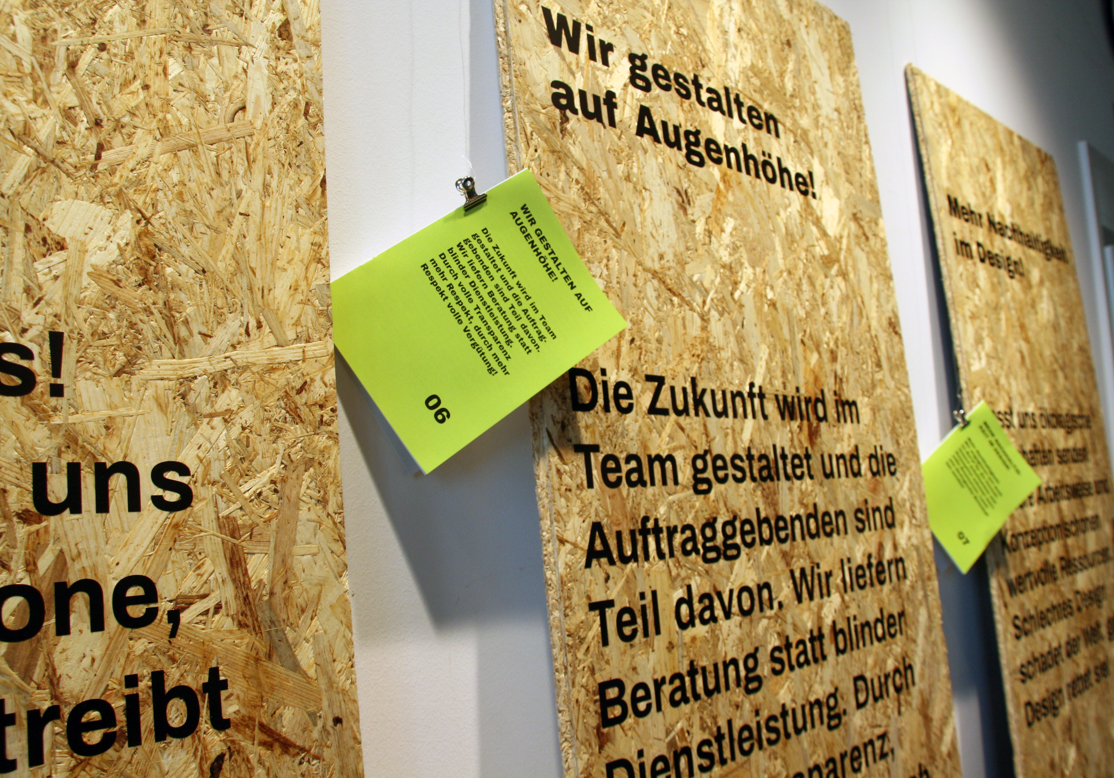 Ausstellung "The Future of Design", Pinnwände mit Flyern