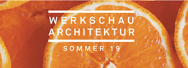 Banner mit Schriftzug "Werkschau Architektur Sommer 19", im Hintergrund Orangen.