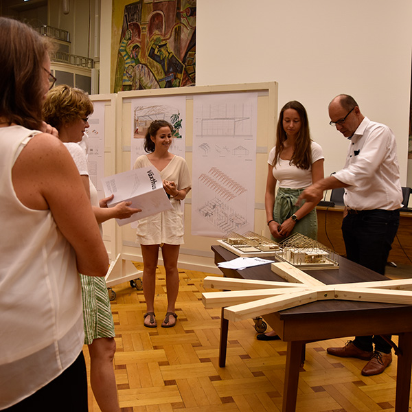 Studenten beim Besprechen der Arbeiten.