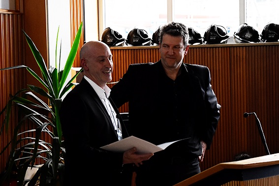 Prof. M. Faltlhauser übergibt die Urkunde an Prof. Nicolas Schwager.