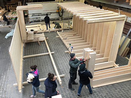 Studenten beim Bau des Landesgartenschau-Projekts von oben.