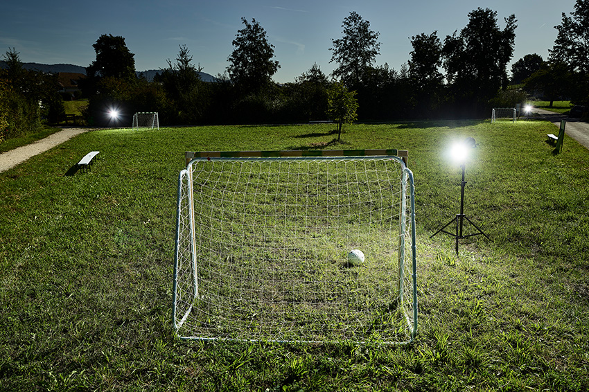 Foto von einem kleinen Fußballtor auf einer grünen Wiese.