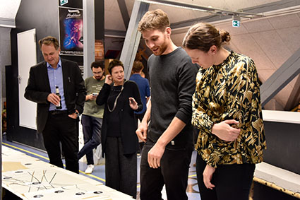 Alicia Paulus und Jannis Renner bei der Durchsicht des Leoprello.