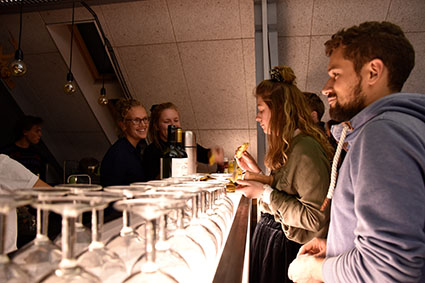 Studenten vor der Bar.