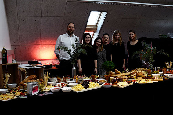 Ein Teil des Werkschau-Teams vor dem Buffet.