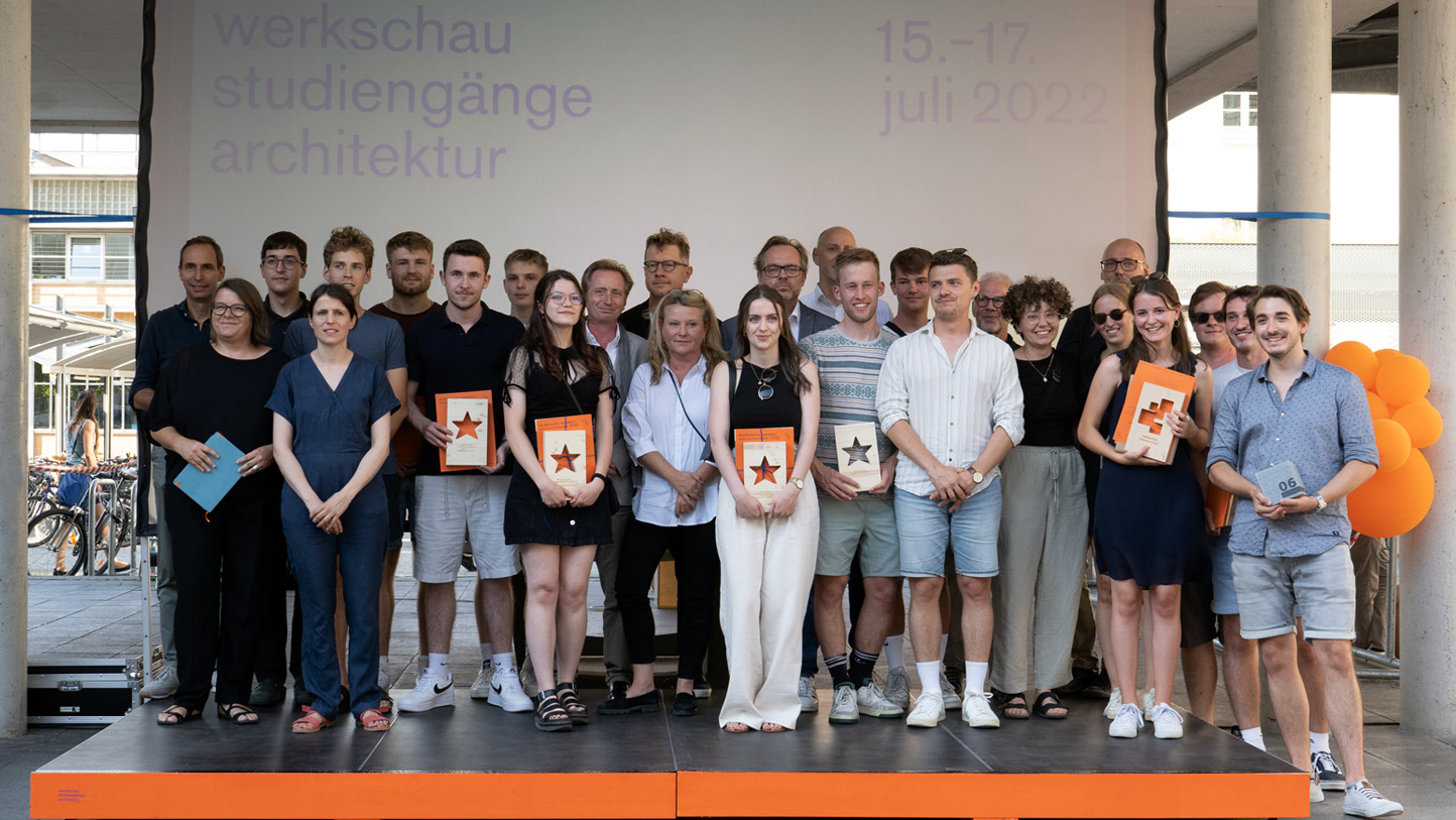 Gruppenfoto der Gewinner*innen der Studienpreise Seestern und Grenzstein 