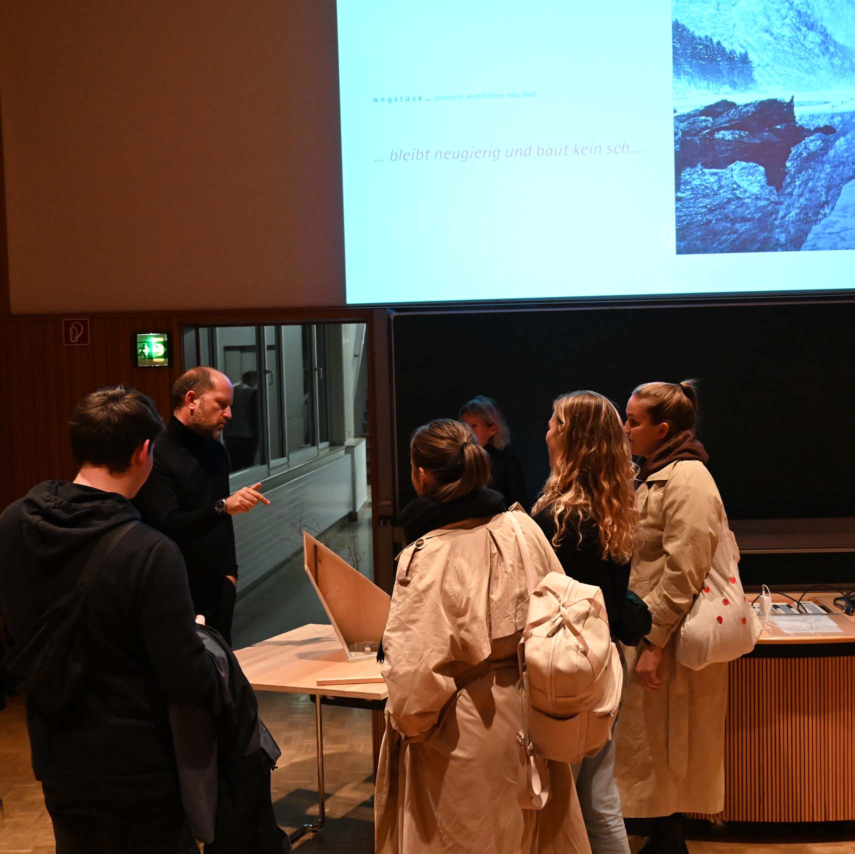 Architekt Alen Jasarevic im Gespräch mit Studierenden der HTWG Konstanz