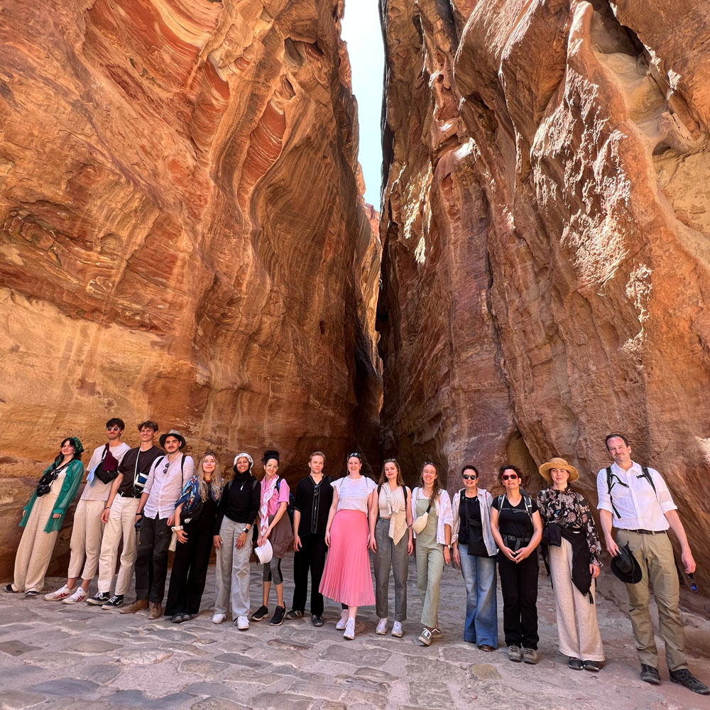 Gruppenbild in Petra (Tor zum Siq)