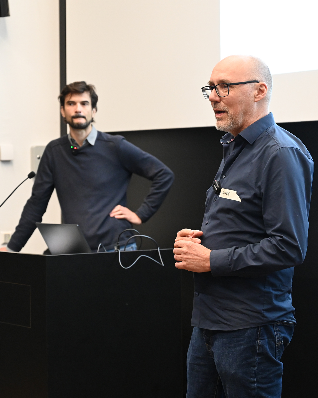 Prof. Oliver Fritz hält einen Vortrag