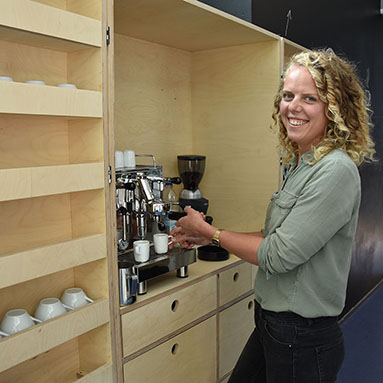 Café in studentischer Eigenregie: der Bohnenschrank