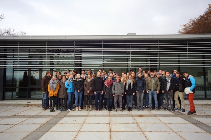 Gruppenfoto vor dem Gebäude der Trinkwasseraufbereitungsanlage Sipplingen