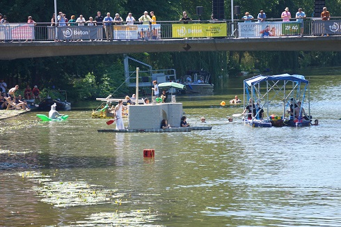 Studierende in Kanus auf dem Wasser 