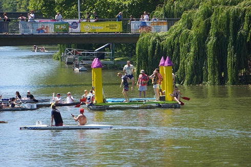 Studierende in Kanus auf dem Wasser