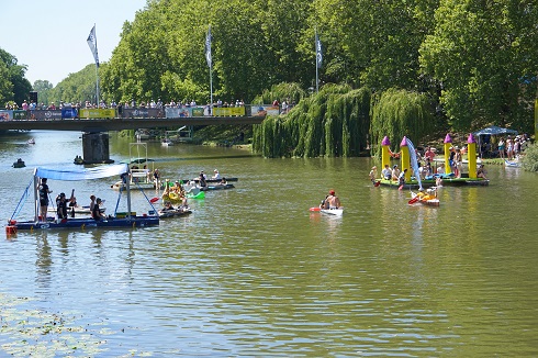 Studierende in Kanus auf dem Wasser