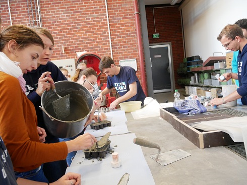 Girls' Day 2019 - Mitarbeit beim Betonieren