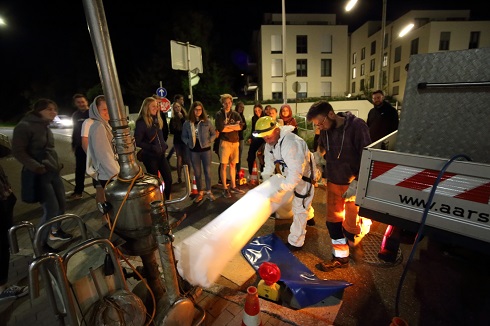 Nachtbaustelle der Entsorgungsbetriebe Konstanz - Studierende verfolgen gespannt eine Inliner-Sanierung