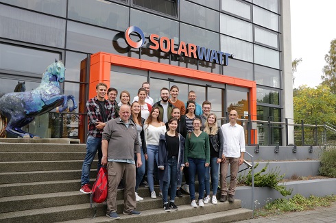 Gruppenfoto vor der Konzernzentrale von Solarwatt (Produzent von Solarmodulen)