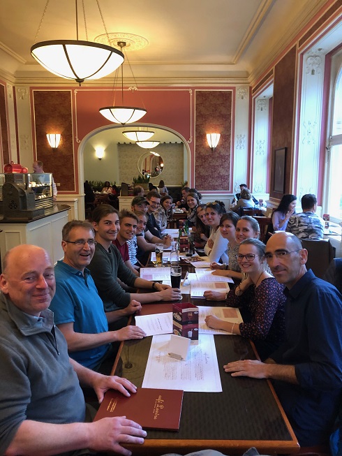 Gruppenfoto im Café Louvre in Prag