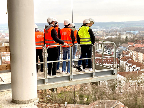 Studierende auf Baustelle Hochhaus