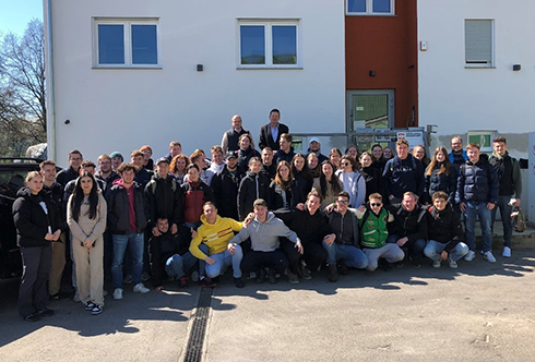 Gruppenfoto Studierende bei Exkursion im Ziegelwerk