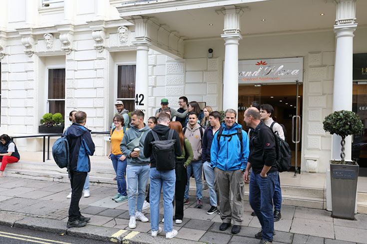 Studierende und Professoren vor dem Hotel
