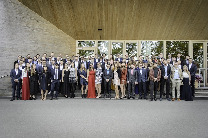 Gruppenfoto vor dem Restaurant Comtorey