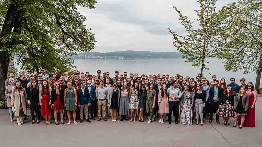 Gruppenfoto der AbsolvtInnen auf der Mainau