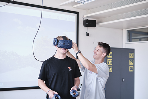 Ein Student bekommt VR-Brille aufgesetzt