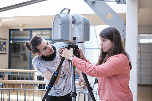 Studierende stellen 3D-Scanner ein