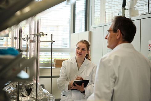 Studierende bei Laborversuchen Umweltchemie