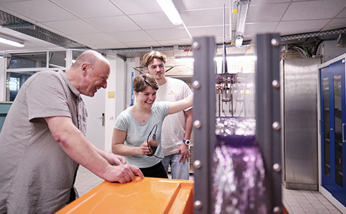 Studierende im Wasserbaulabor