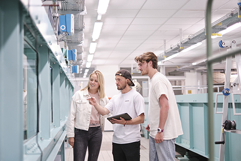 Studierende im Wasserbaulabor