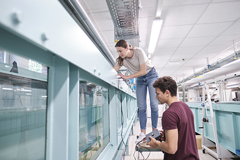 Studierende im Wasserbaulabor