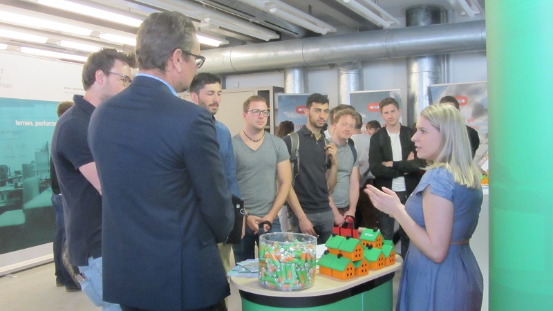 Studierende im Gespräch auf der Firmenmesse Fakultät Bauingenieurwesen