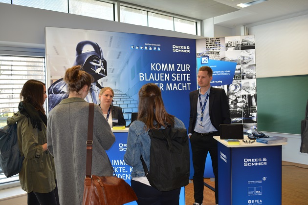 Studierende im Gespräch auf der Firmenmesse 2019