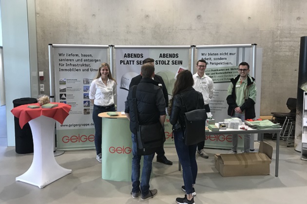 Studierende im Gespräch auf der Firmenmesse 2019