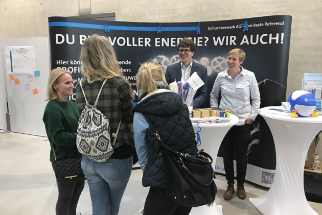 Studierende im Gespräch auf der Firmenmesse 2019