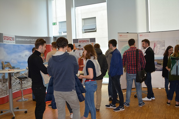 Studierende im Gespräch auf der Firmenmesse 2019