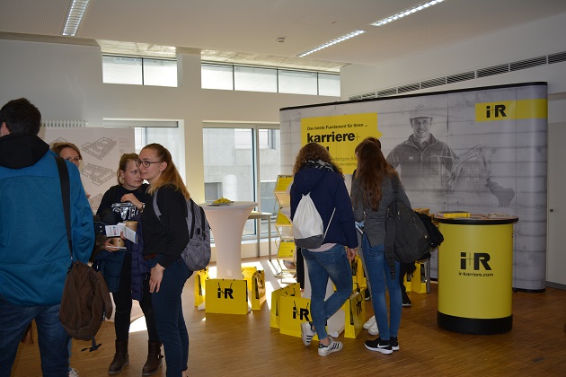 Studierende im Gespräch auf der Firmenmesse 2019