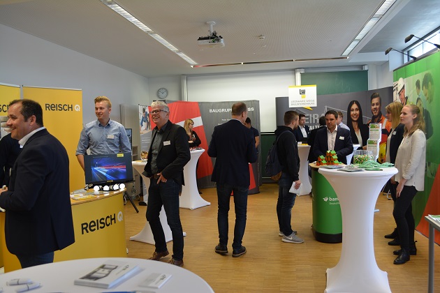 Studierende im Gespräch auf der Firmenmesse 2019