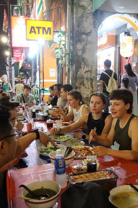 Studierende beim gemeinsamen Essen bei einem Hawker in Malaysia
